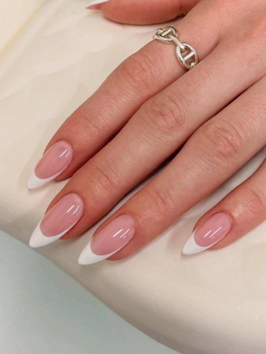 White-Almond-Nails_gelsby.vivian_15.jpg