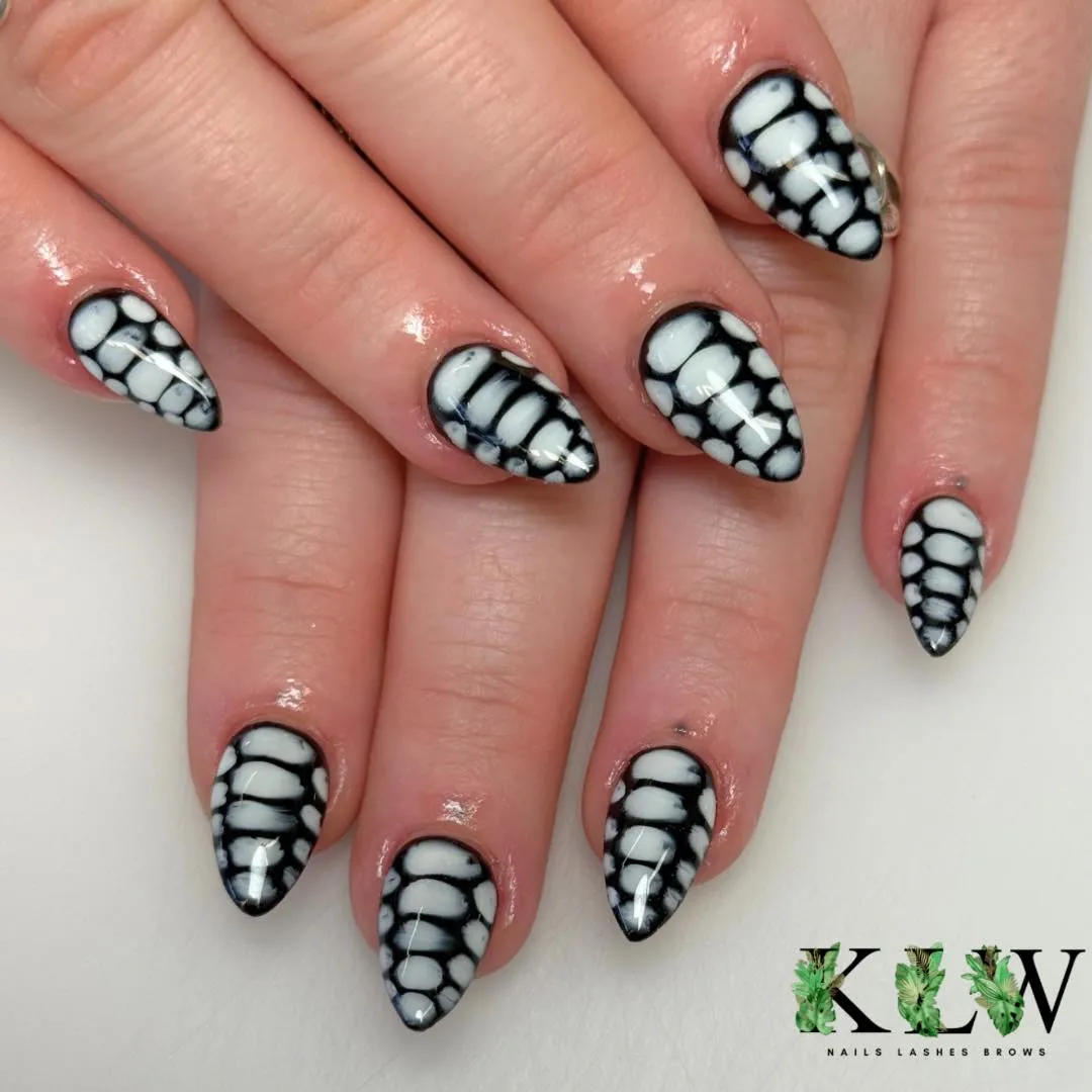 black-and-white-nails_klw_nails2021_12-1.webp