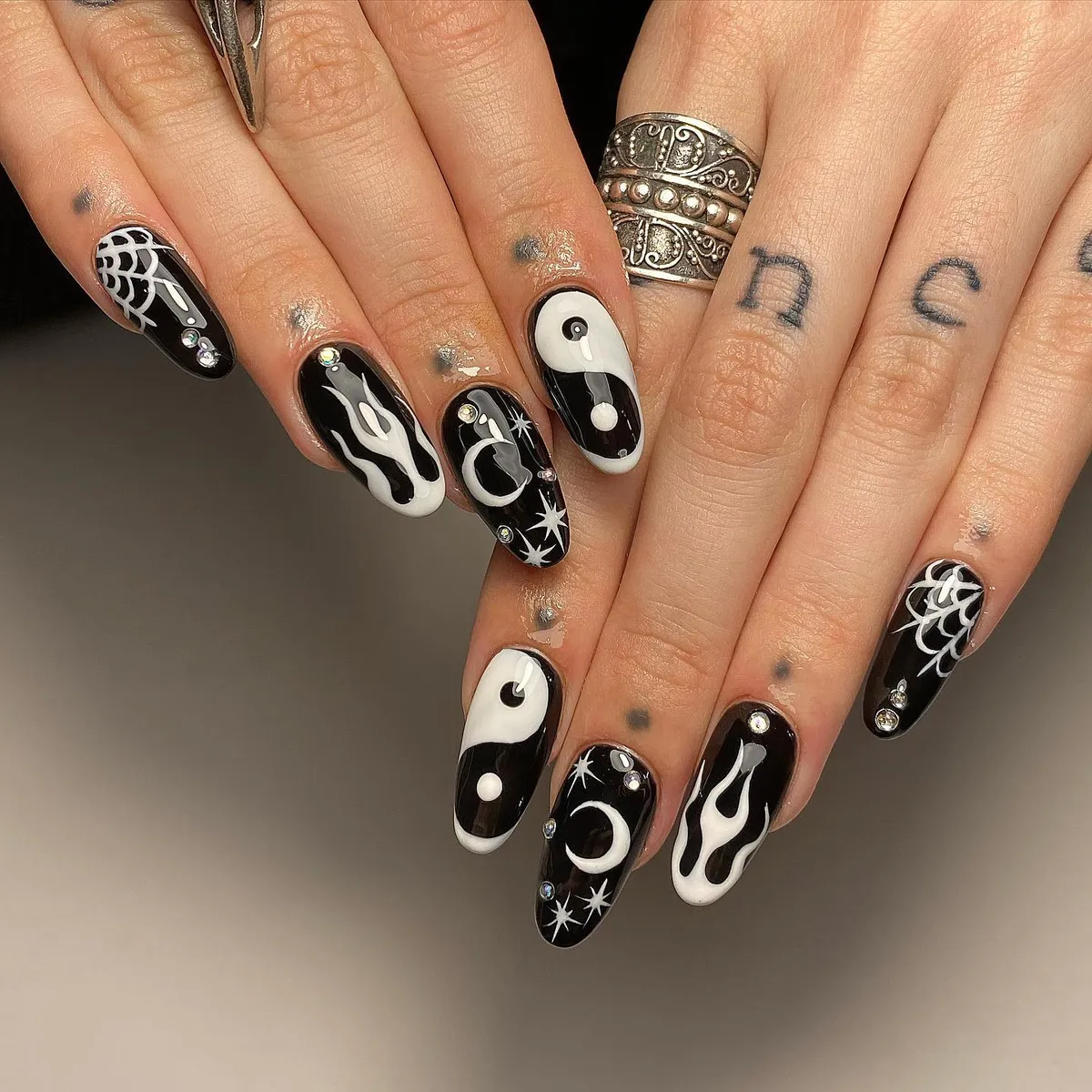 black-and-white-nails_lesmainscelestes_9-1.webp