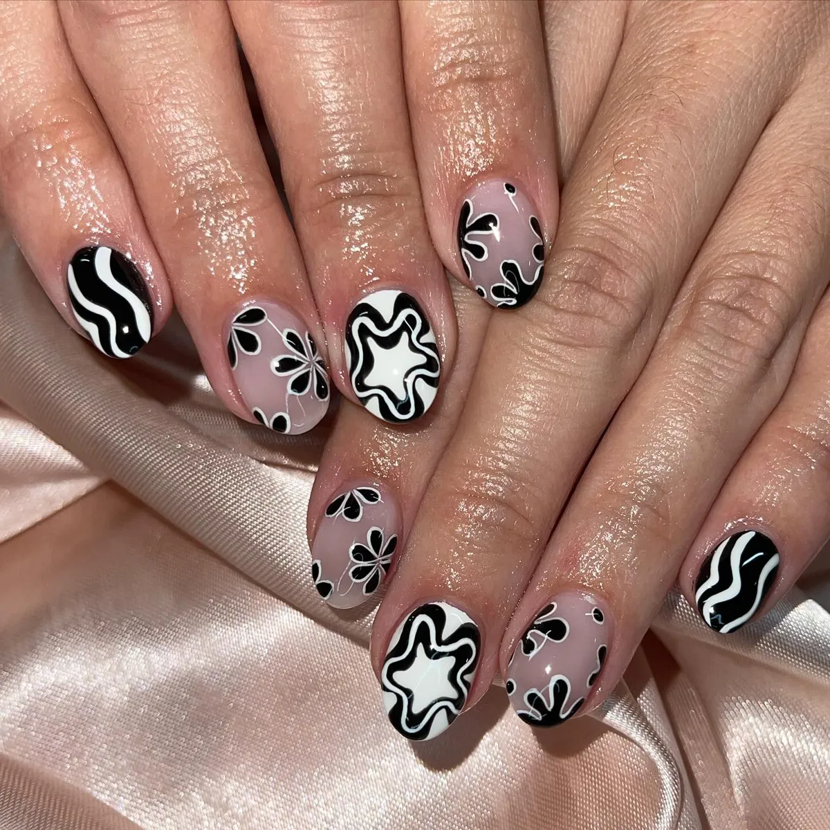 black-and-white-nails_nessnails165_19-1.webp