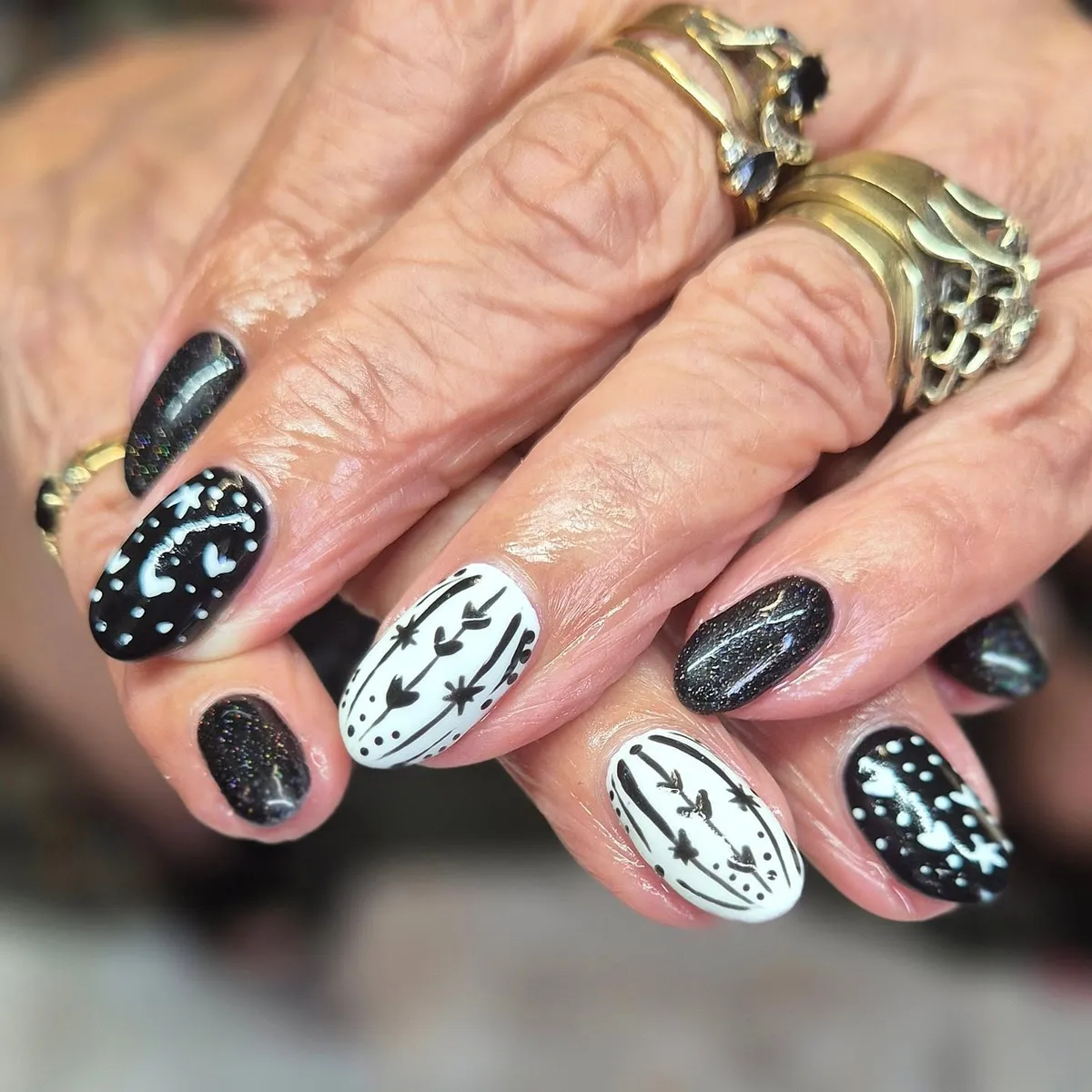 black-and-white-nails_sues_house_of_nails_3-1.webp