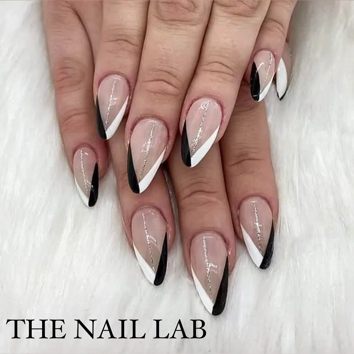 black-and-white-nails_thenaillab_official_17-1.webp