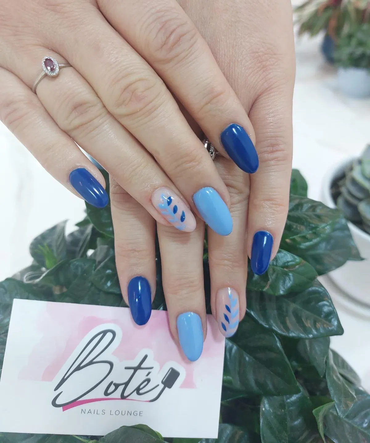 blue-gel-nails_botenailslounge_16.webp