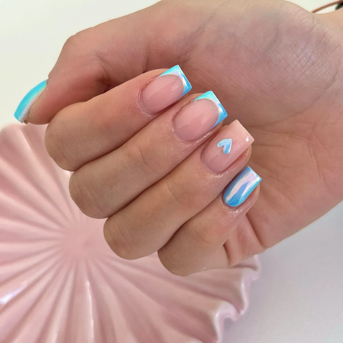 blue-gel-nails_mani.bykb_3.webp