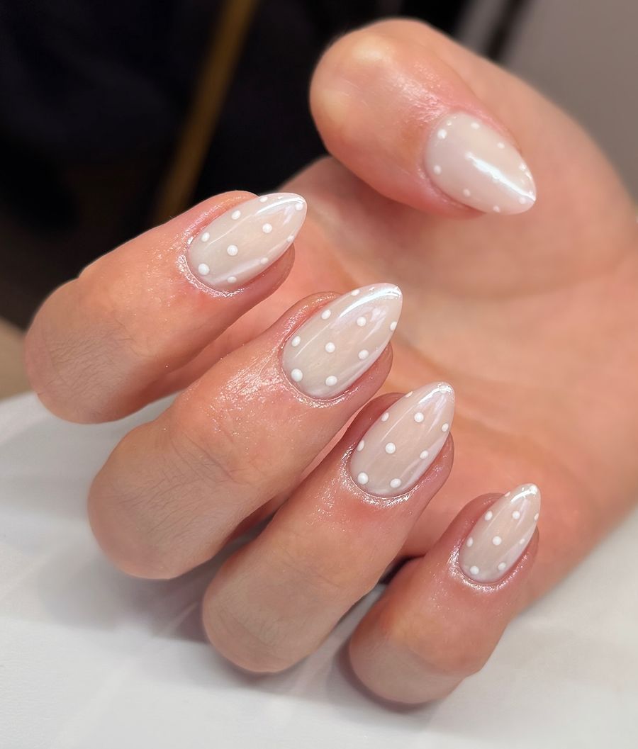 milky-white-nails_byoliviacalder_2.jpg
