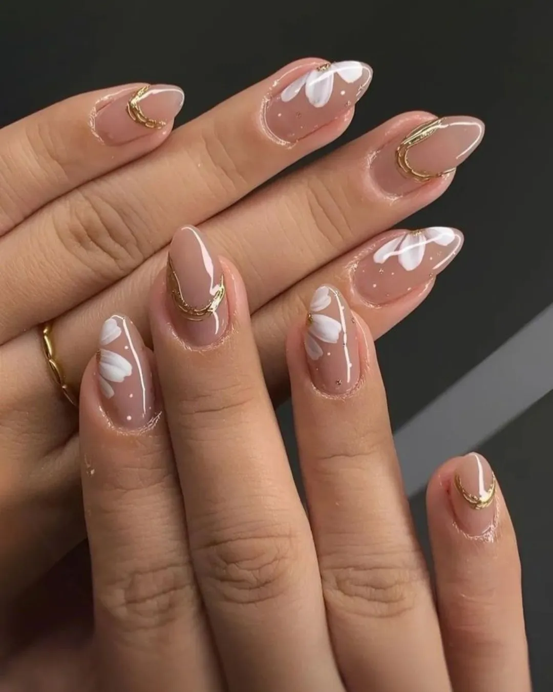 pink-and-white-nails_arianailloungeca_15.webp