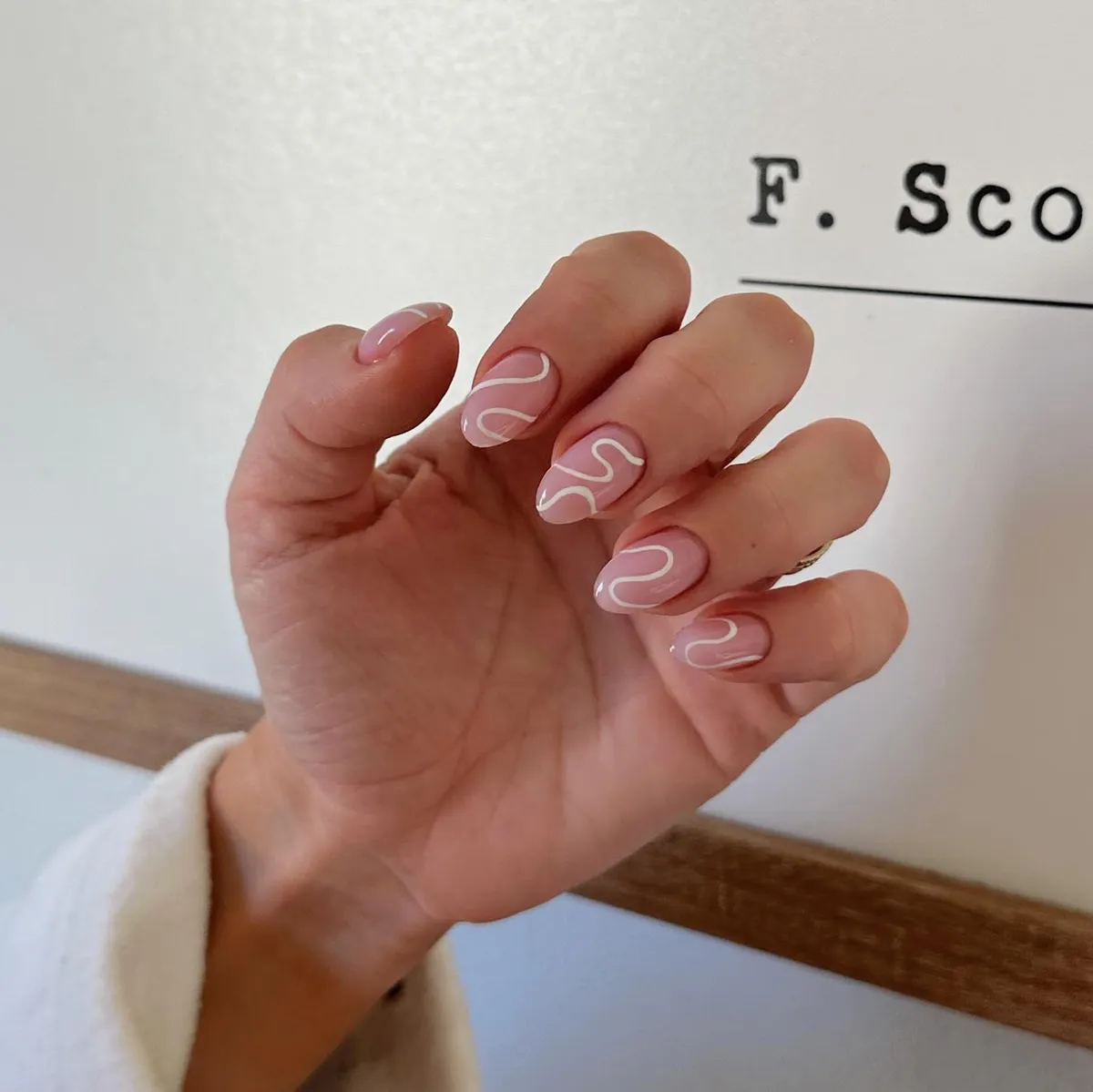 pink-and-white-nails_gnailsbygab_11.webp