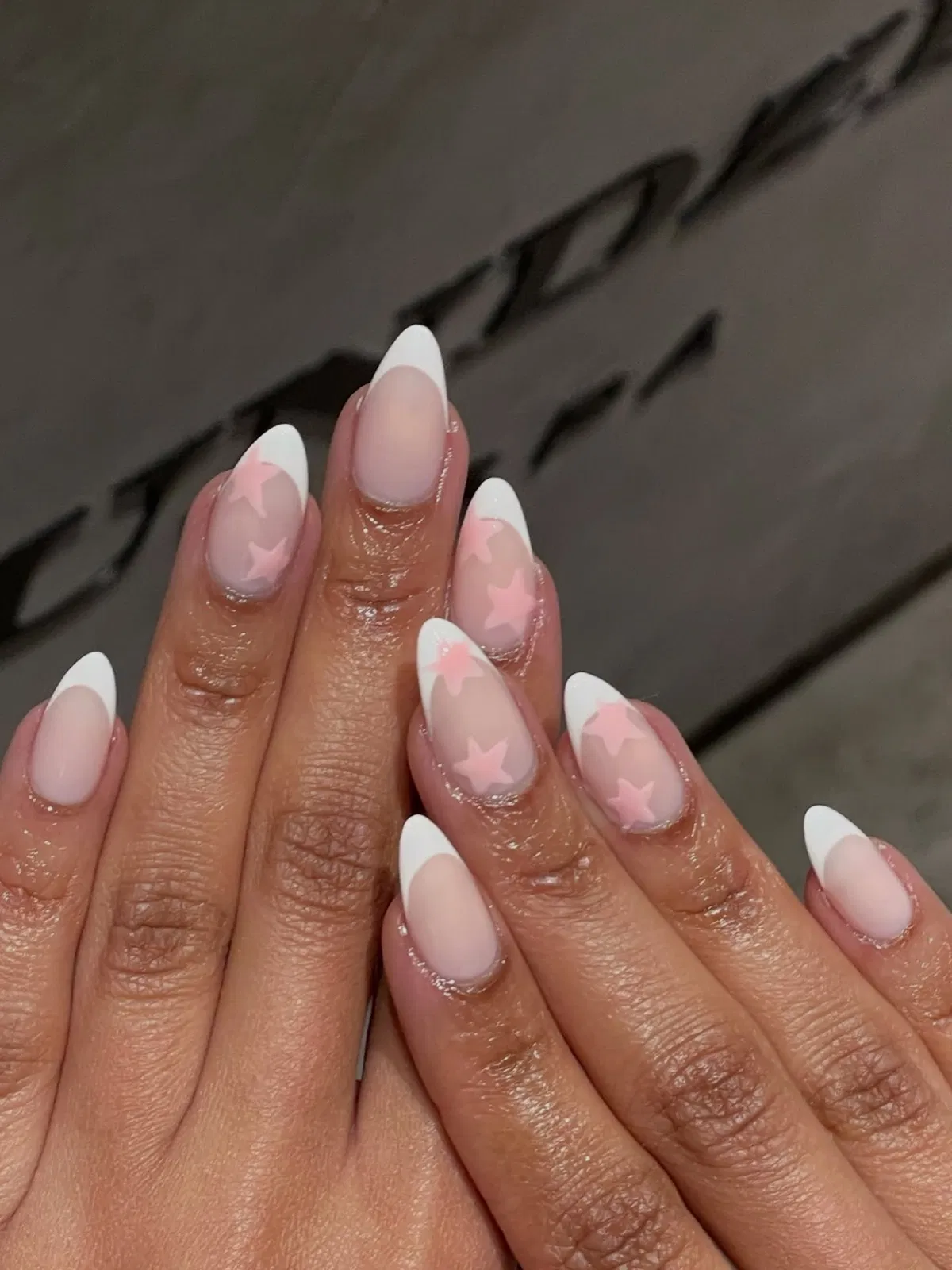pink-and-white-nails_groundzerokw_13.webp