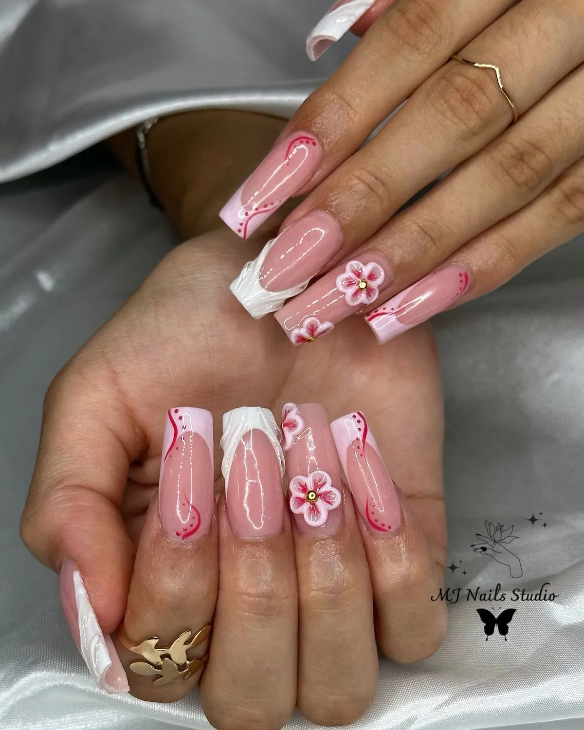 pink-and-white-nails_mjnails.studio_10.webp