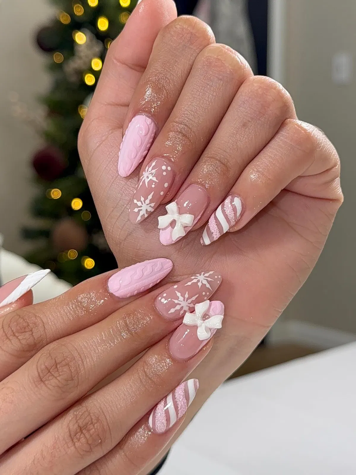 pink-and-white-nails_nails.by_.luciaaa_1.webp