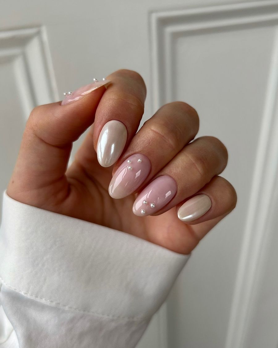 white-chrome-nails_thenaillologist_2.jpg