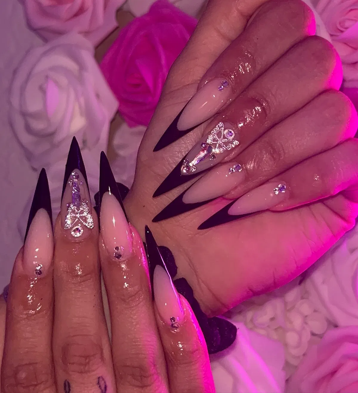 Black-French-Tip-Nails_clawsxval951_7.webp