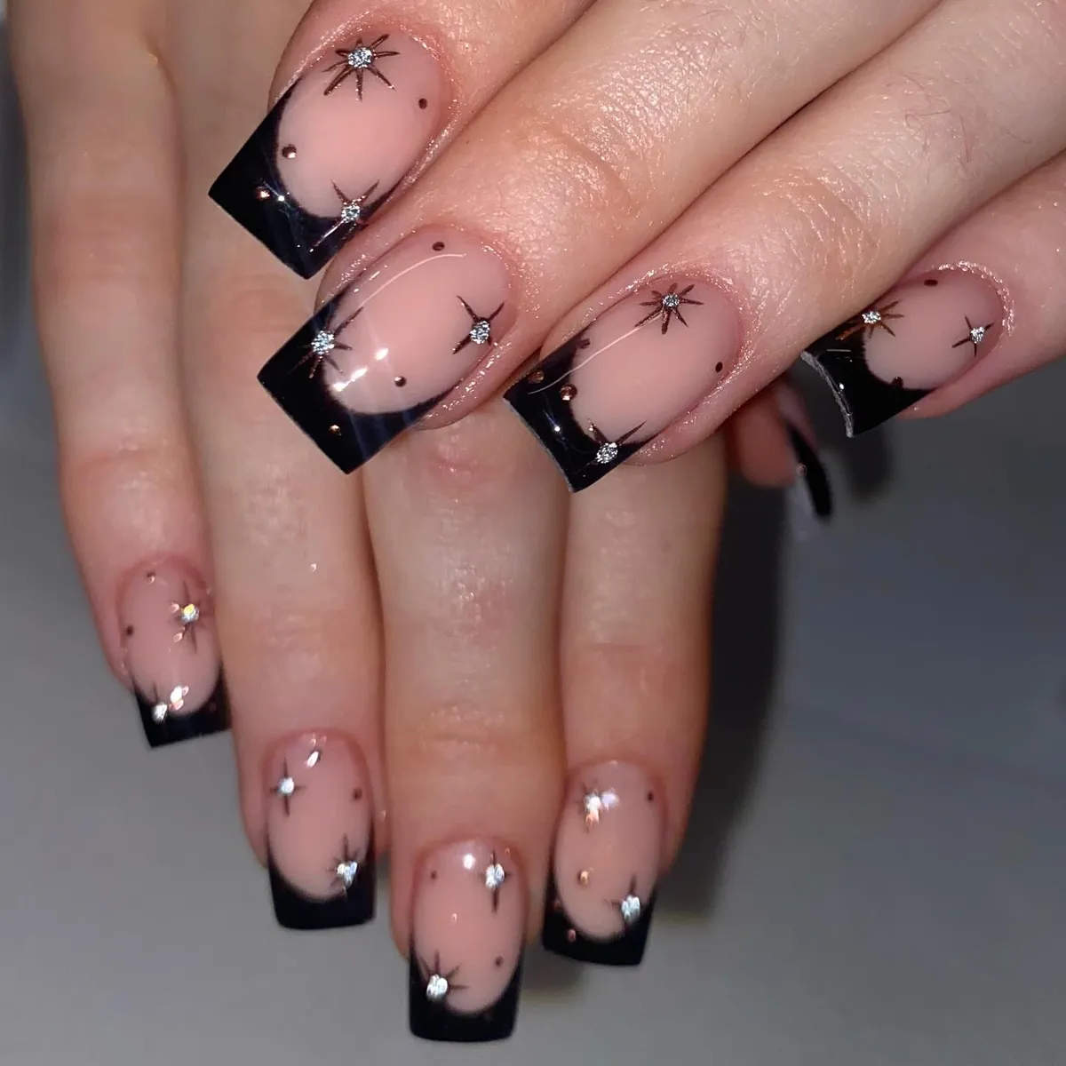 Black-French-Tip-Nails_justnailsbyaideen_4.webp