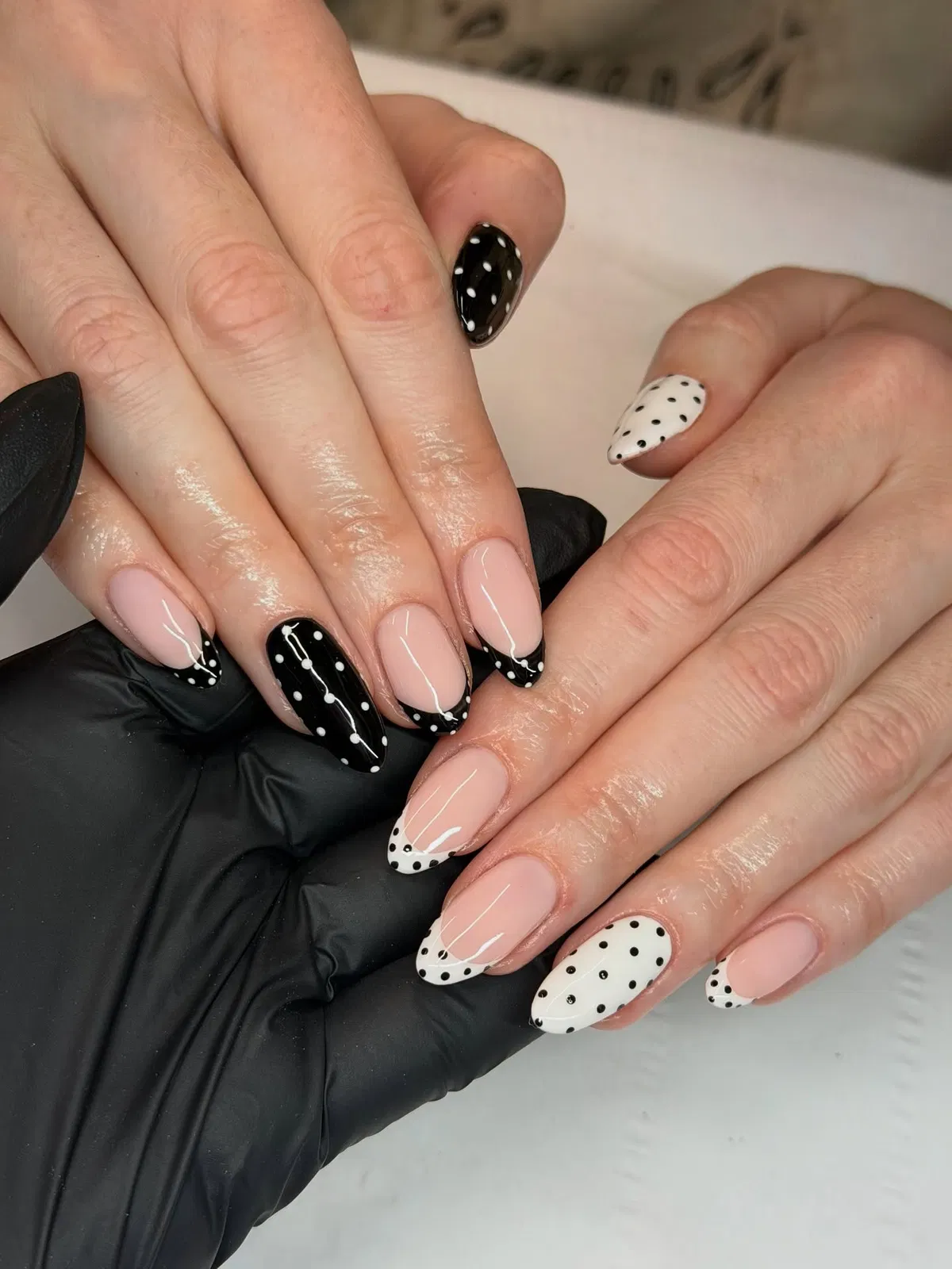 Black-Nails_nailsbyjesshales_15.webp