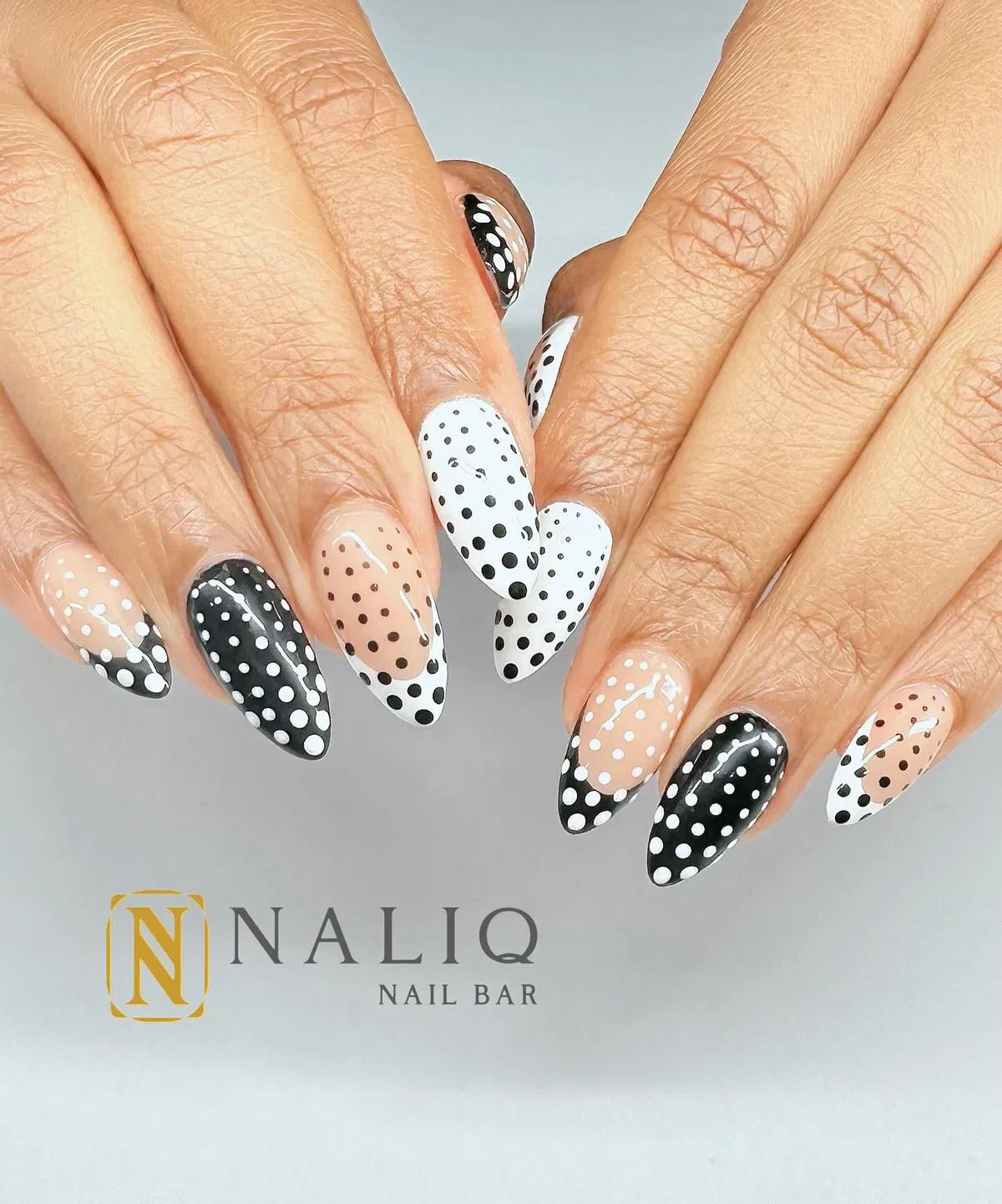 Black-Nails_naliqnail.bar_8.webp