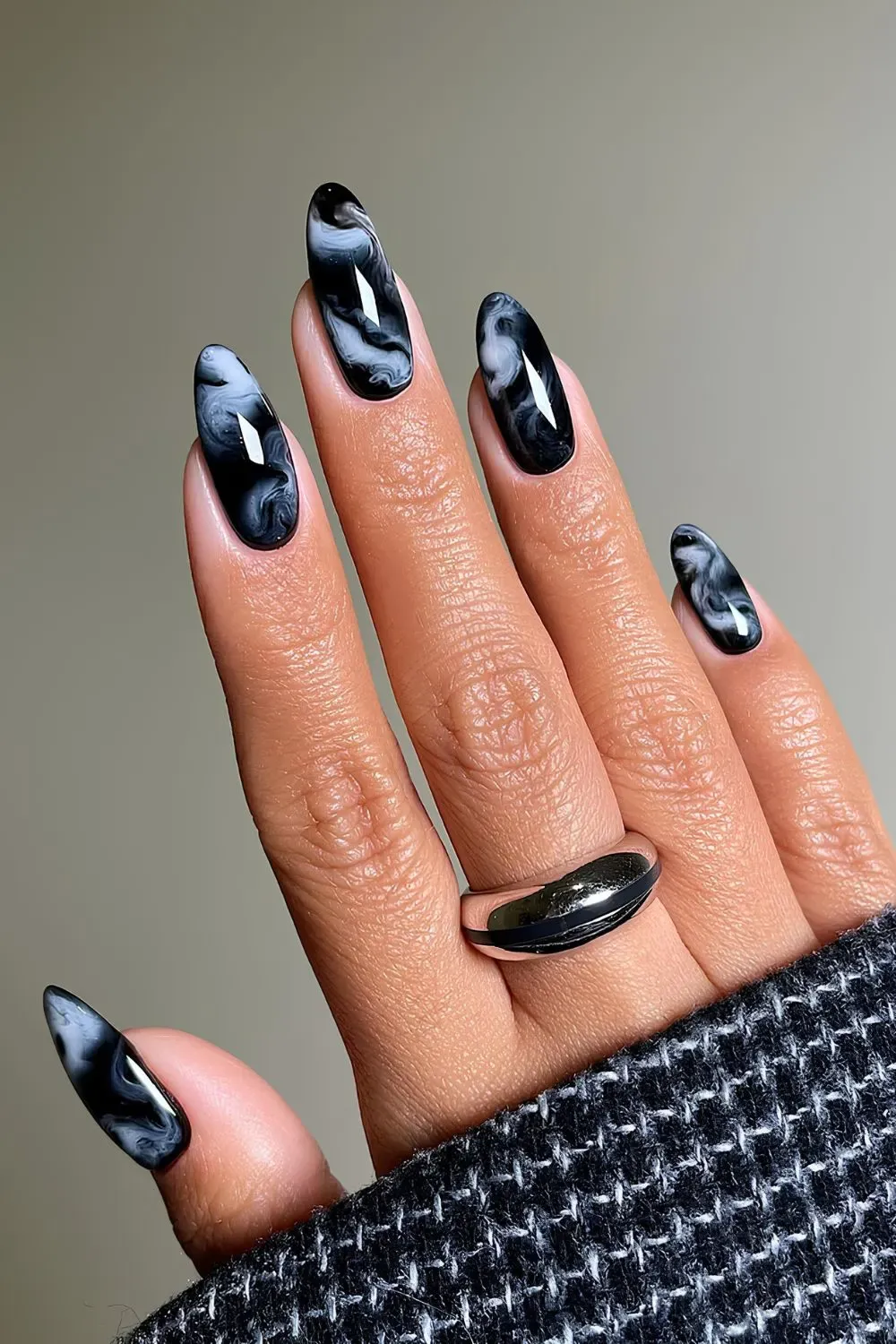 Black-Nails_sansungnails_2.webp