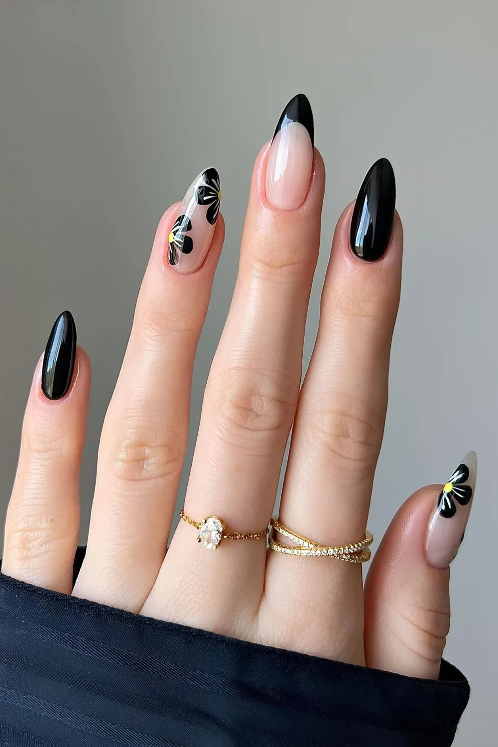 Black-Nails_thehotblend_3.webp
