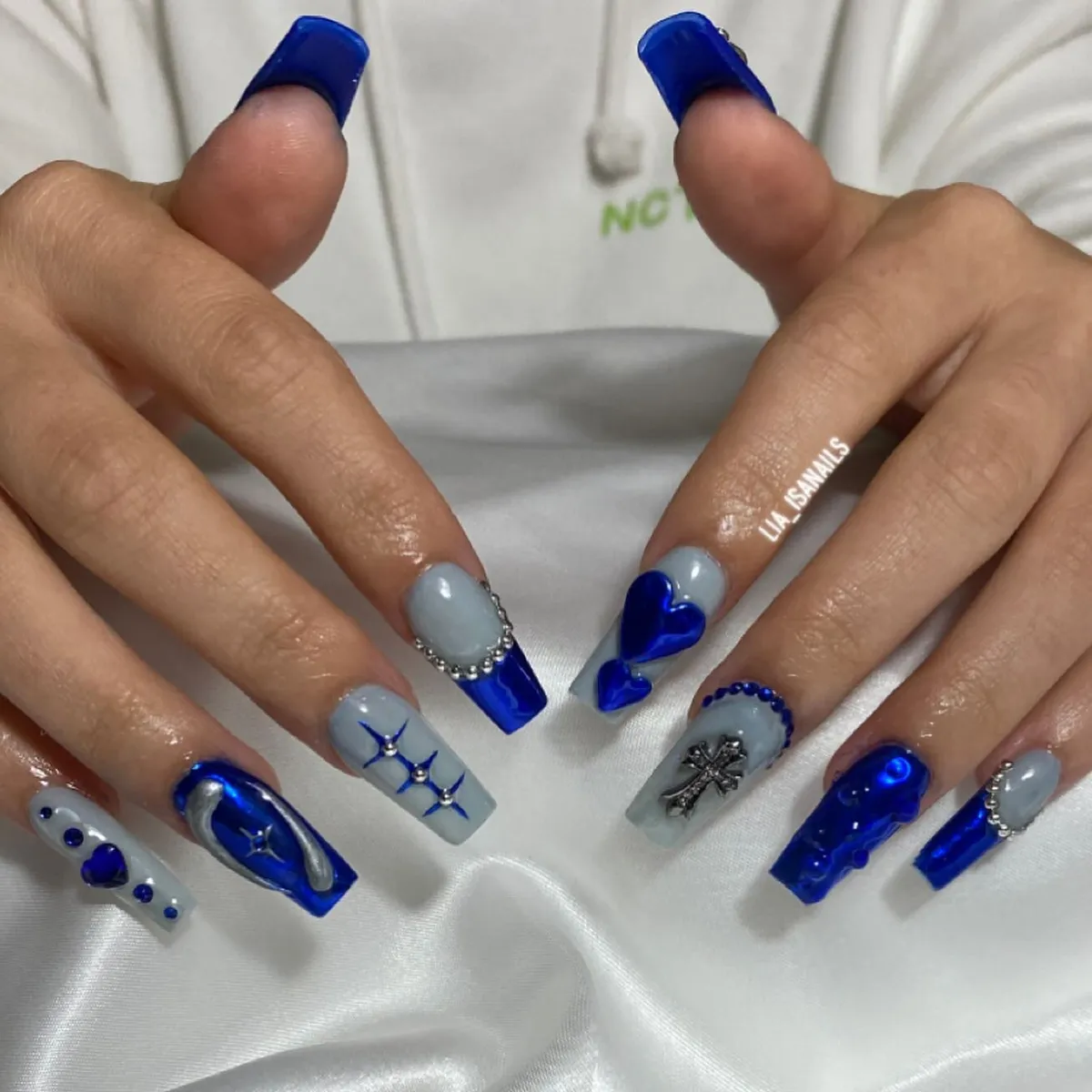 Chrome-Nails_lia_isanails_11.webp
