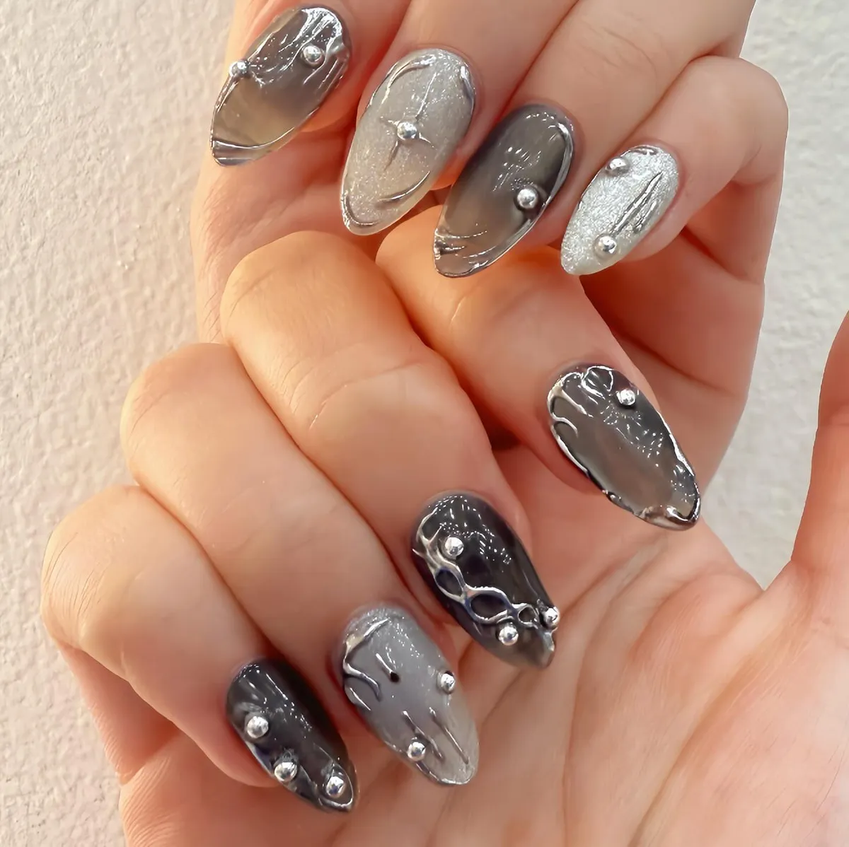Chrome-Nails_maison.nailspa_4.webp