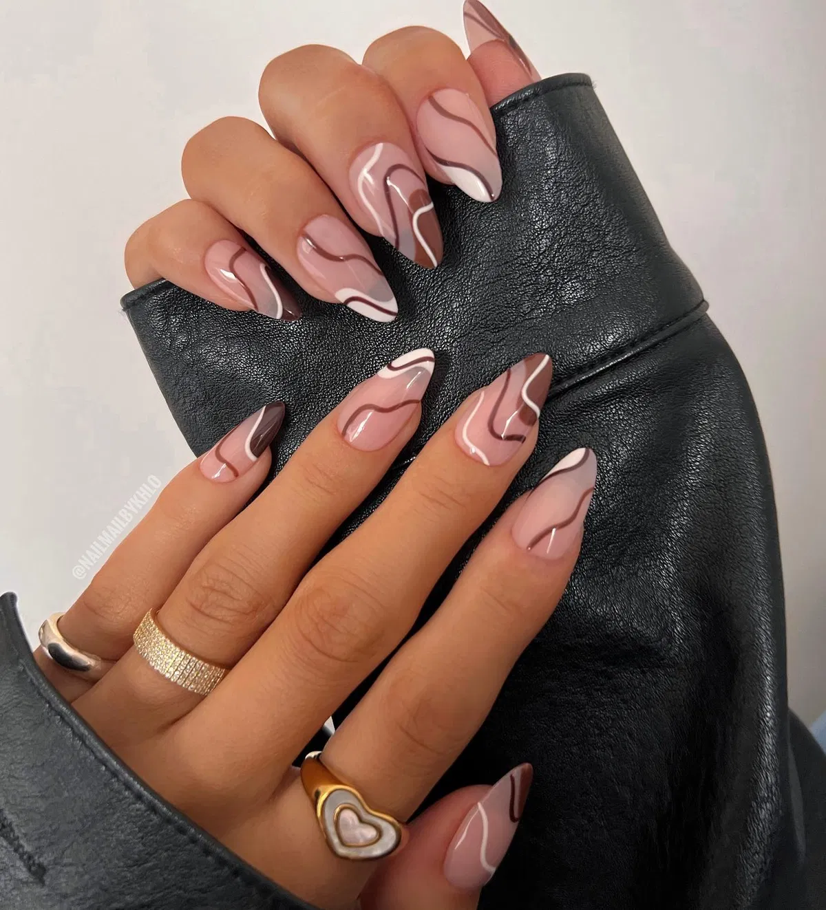 almond-nails_nailmailbykhlo_18.webp