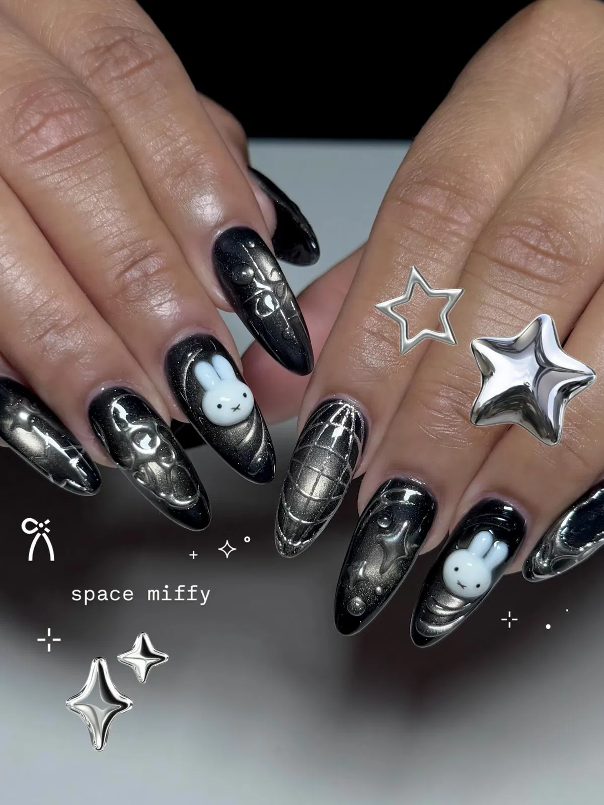 black-chrome-nails_clawsbyjulie_14.webp
