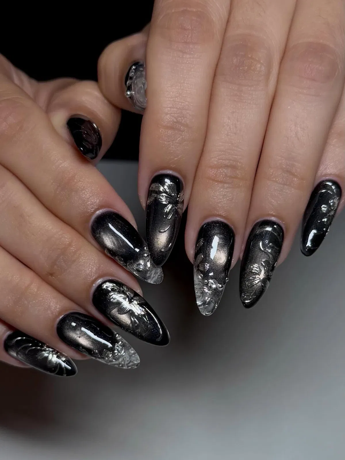 black-chrome-nails_clawsbyjulie_9.webp