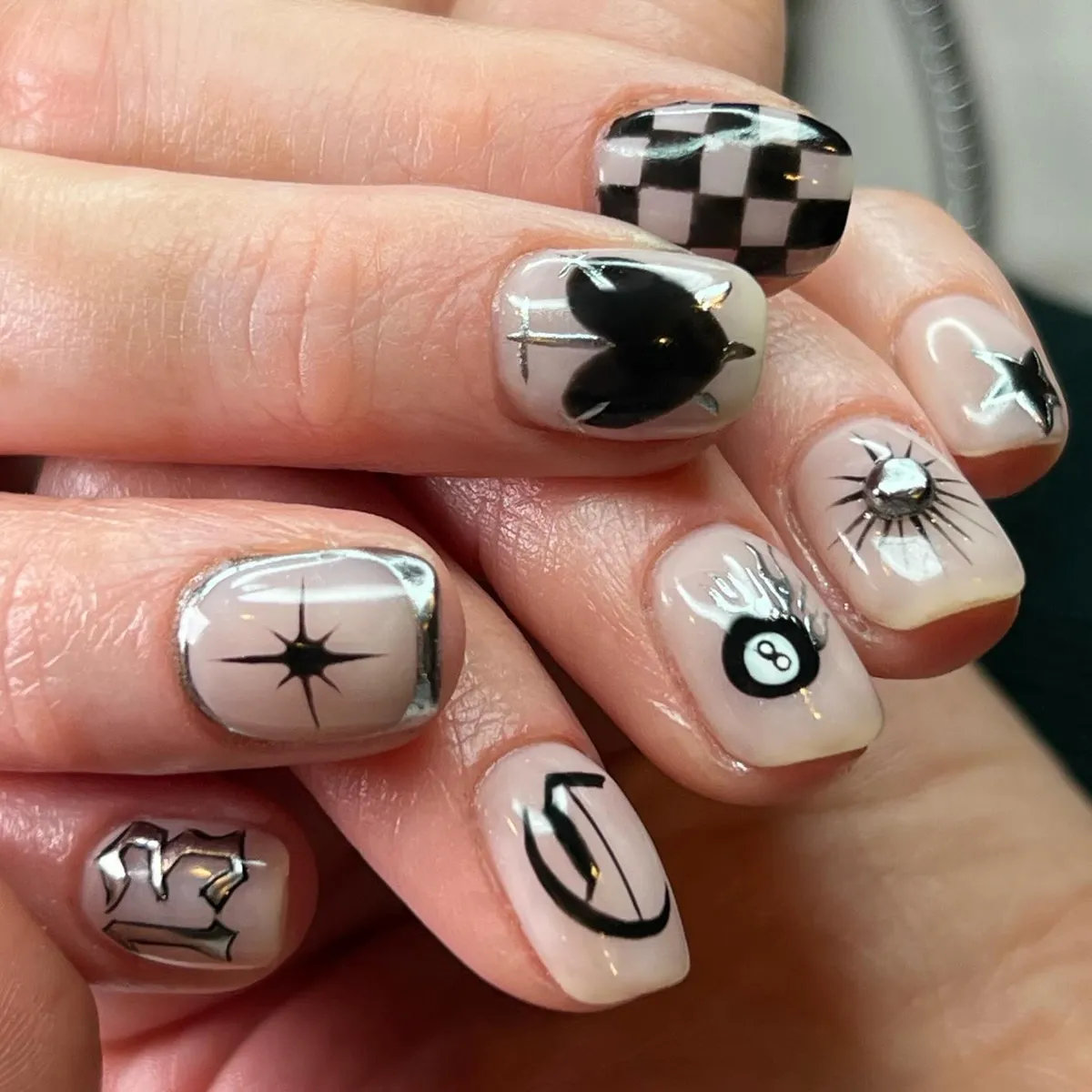 black-chrome-nails_jordansnailartistry_6.webp