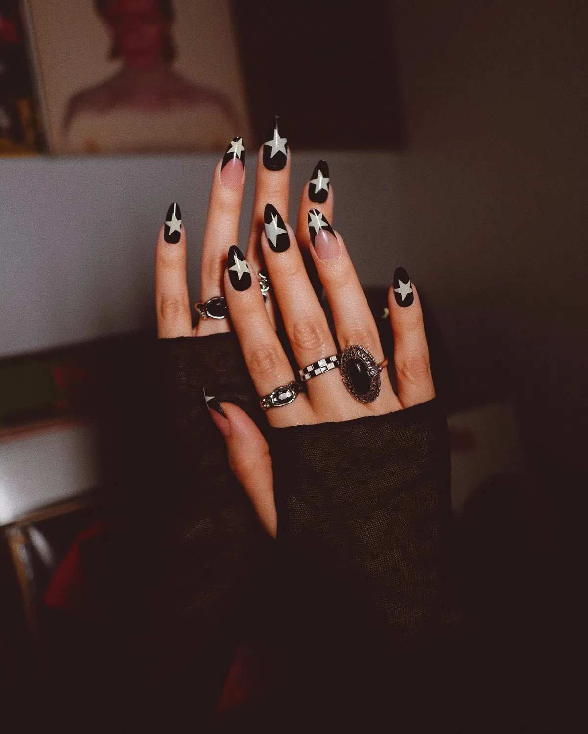 black-chrome-nails_thelauragaskin_4.webp