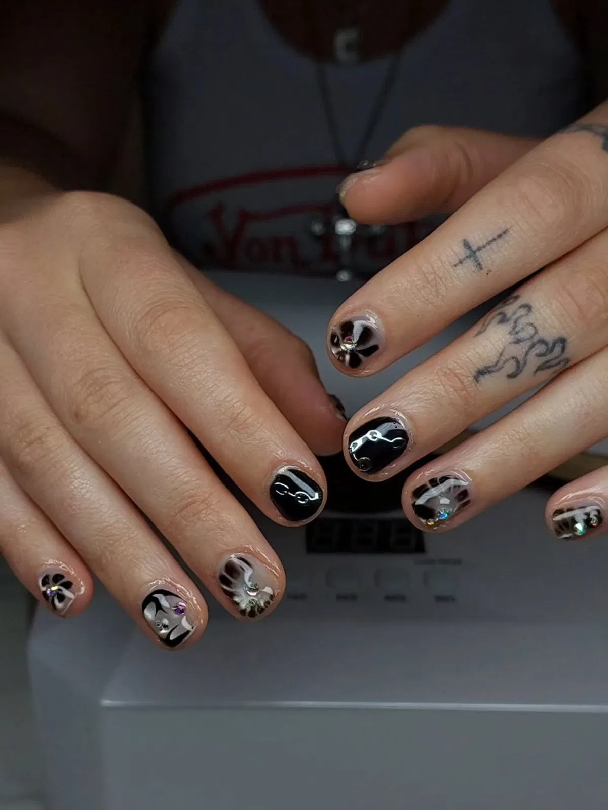 black-gel-nails_hertribenails_19.webp