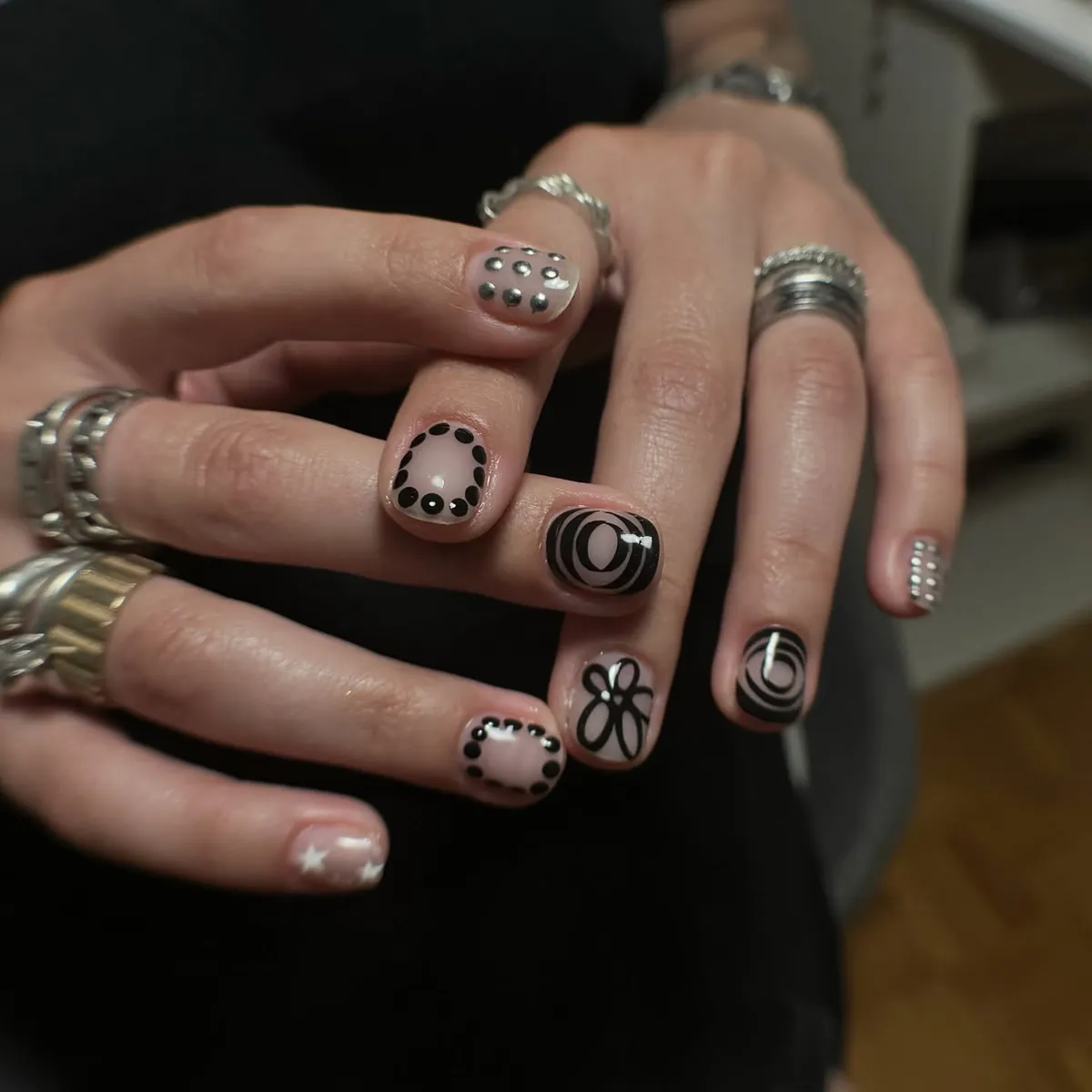 black-gel-nails_katnailstudio__7.webp