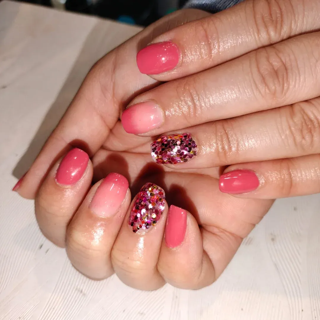 ombre-nails_shinynailsbyreflection_1.webp