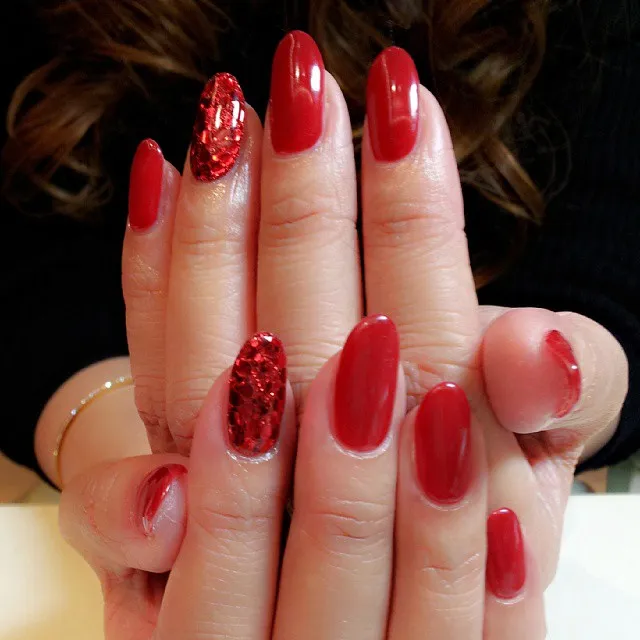 red-glitter-nails_honeybee___nail_12.webp