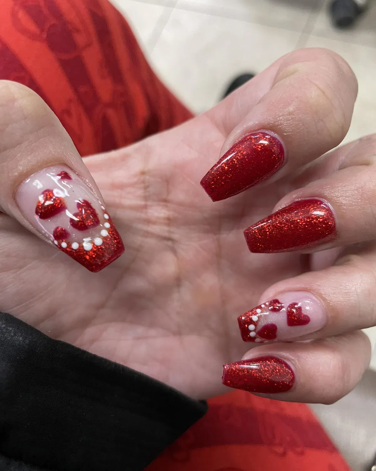 red-glitter-nails_litlebitisme_14.webp