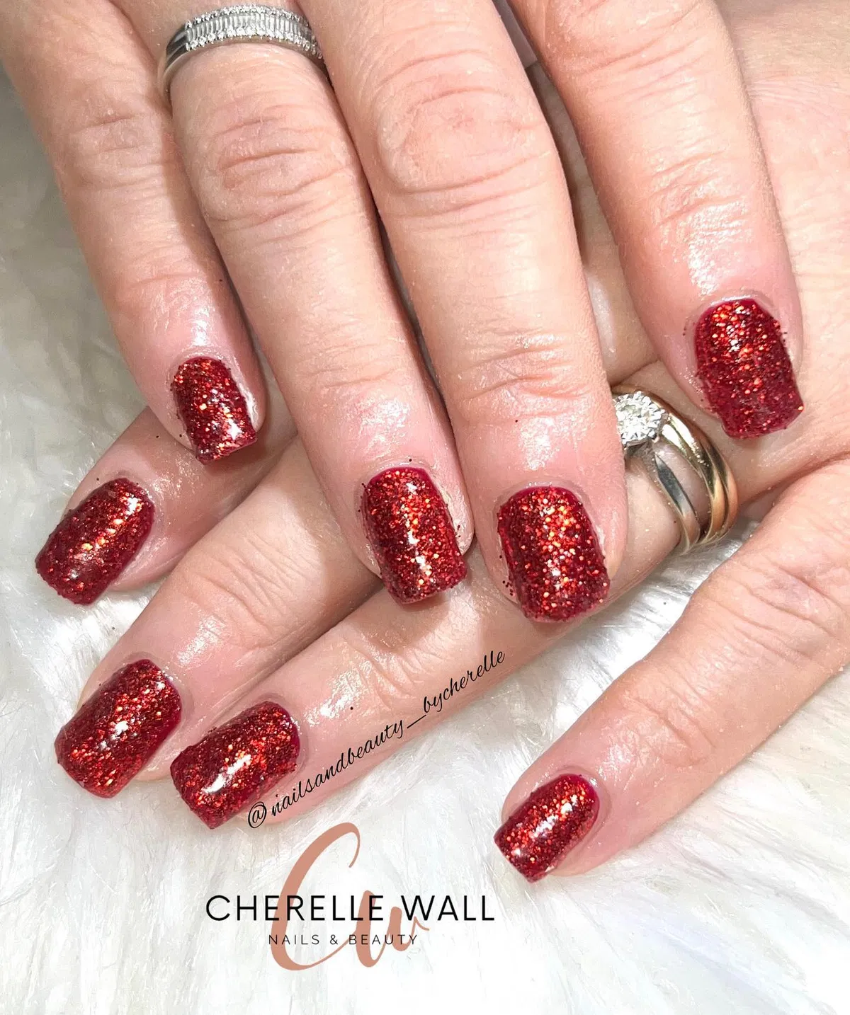 red-glitter-nails_nailsandbeauty_bycherelle_16.webp