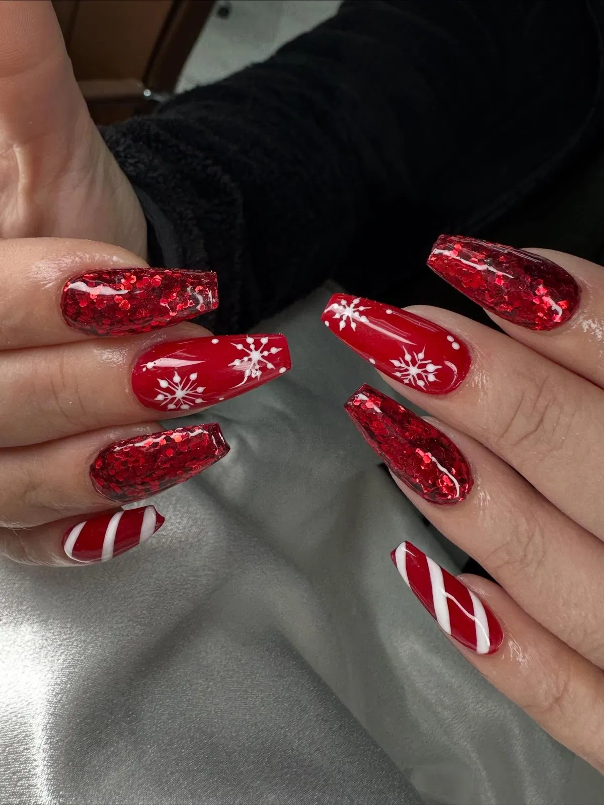 red-glitter-nails_nailsbytammyh_13.webp