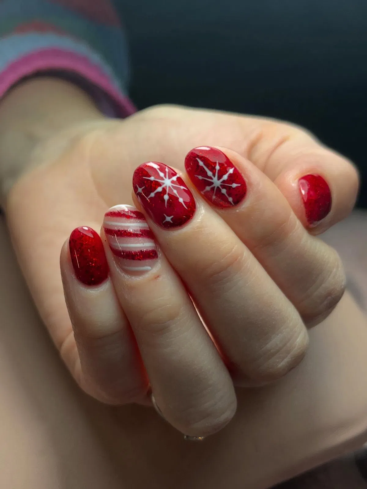 red-glitter-nails_vivi_nailsandbeauty__10.webp