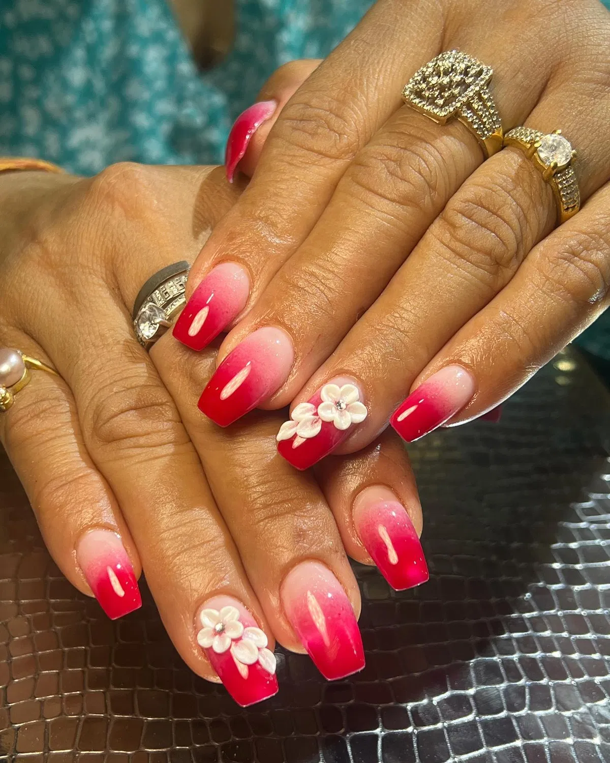 red-nails_diamondnail.salon_12.webp