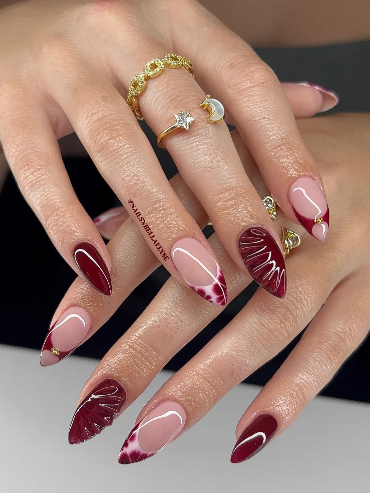 red-nails_nailsxbellaelyse_16.webp