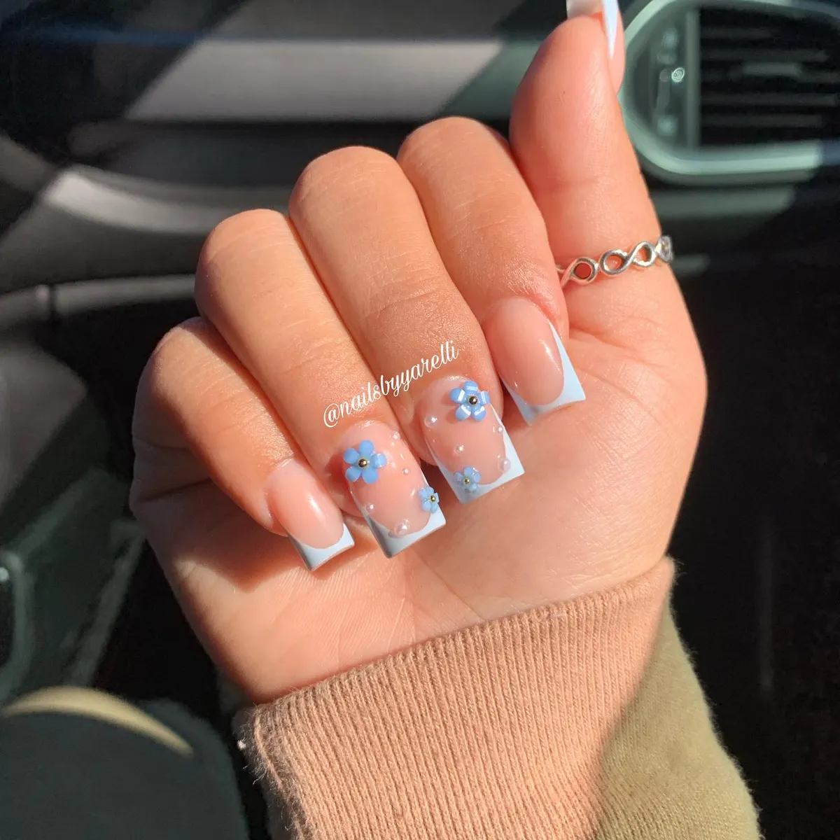 short-blue-nails_nailsbyyarelli_9.webp