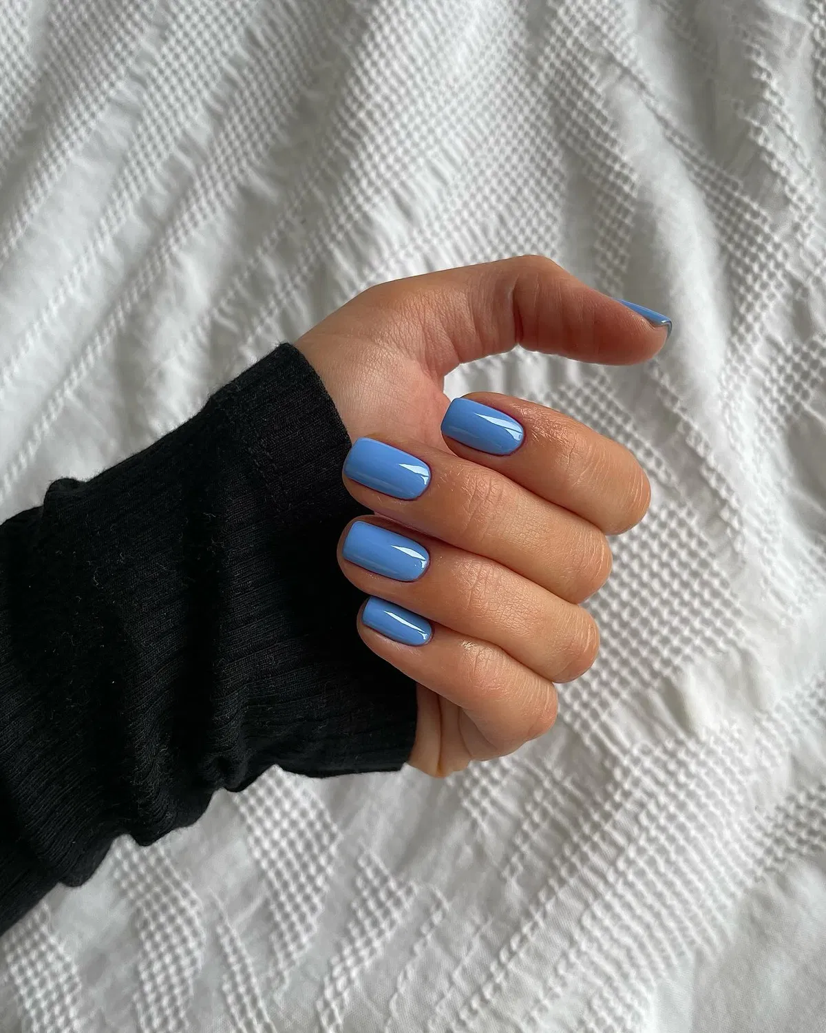 short-blue-nails_samantharudge.beauty_17.webp