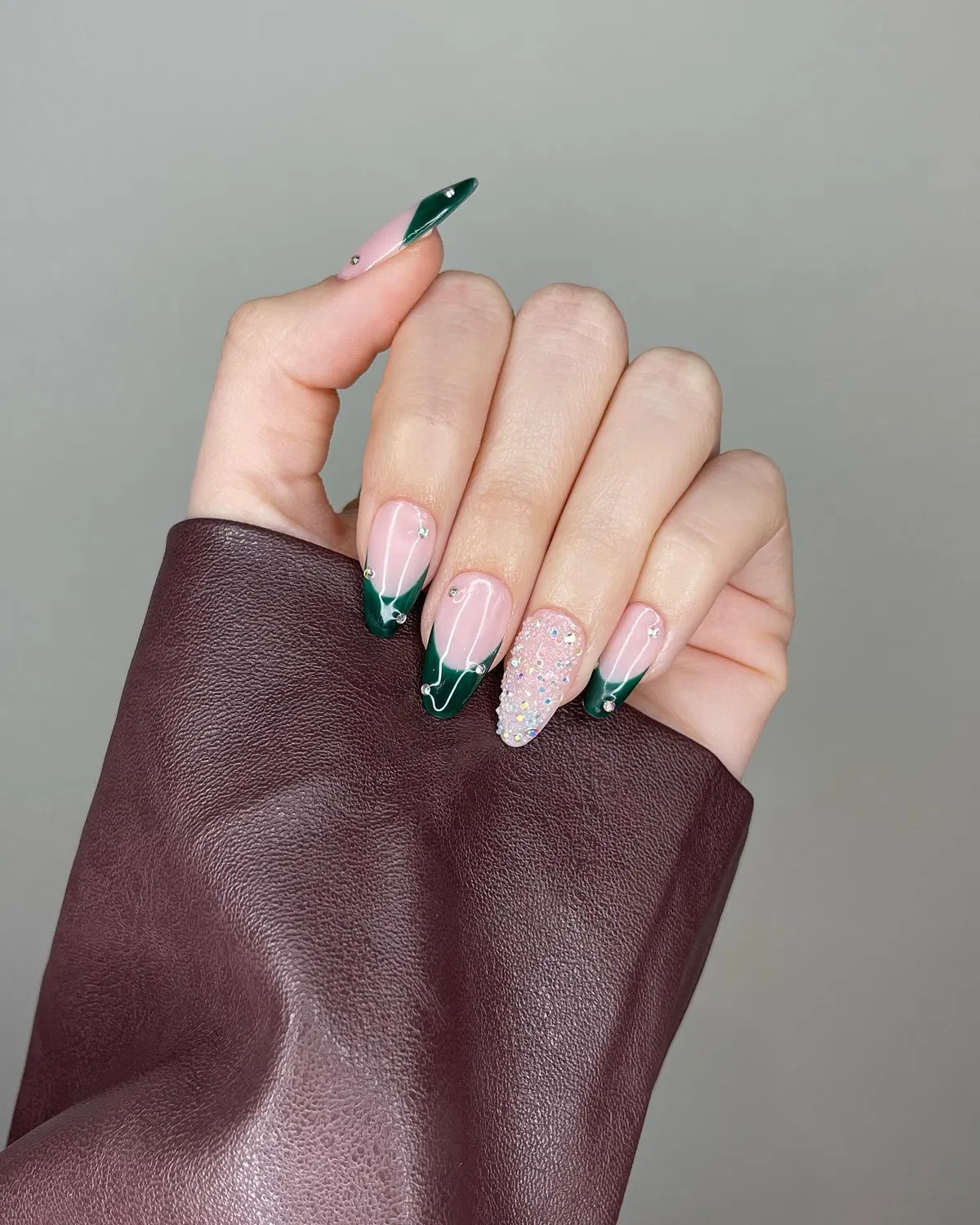 Dark-Green-Nails_jesslizs_10.webp