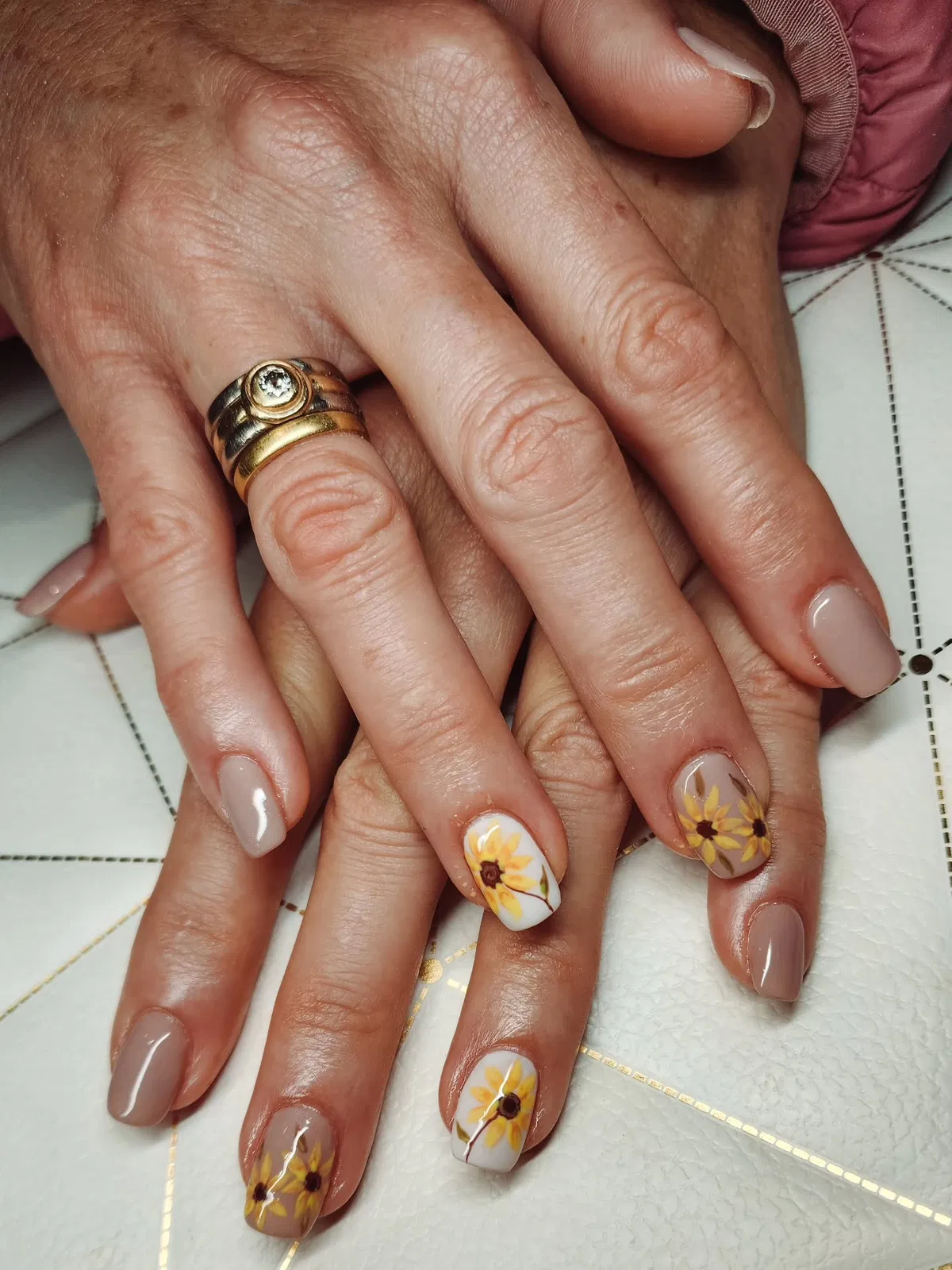 Sunflower-Nailsamberlicious_nailstudio_15.webp