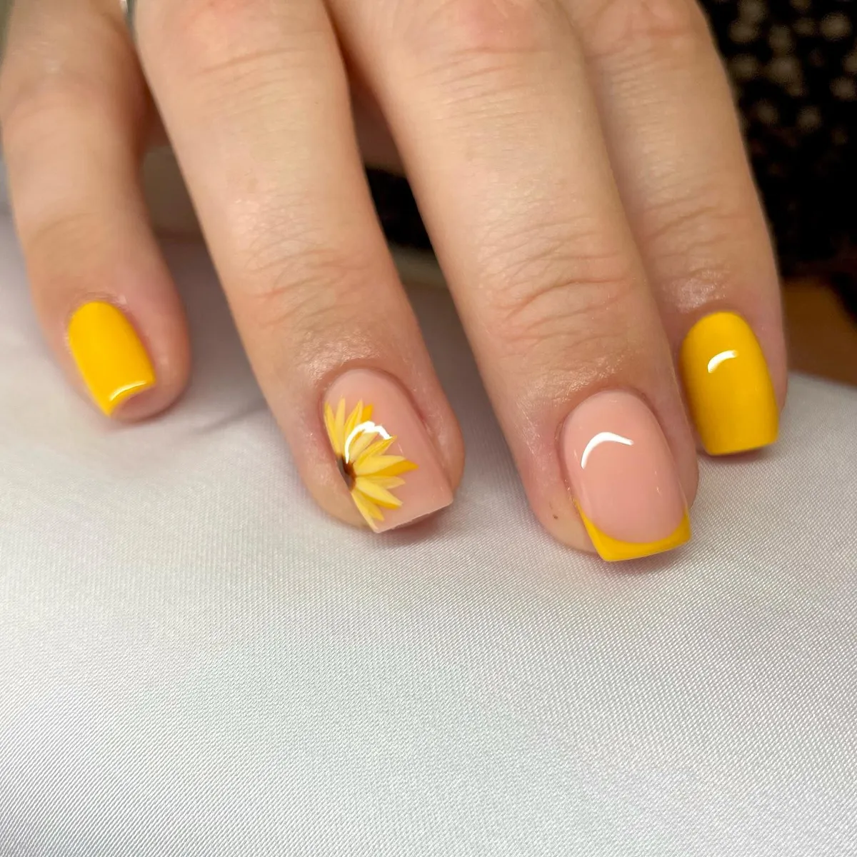 Sunflower-Nailsclassywithchloe_16.webp
