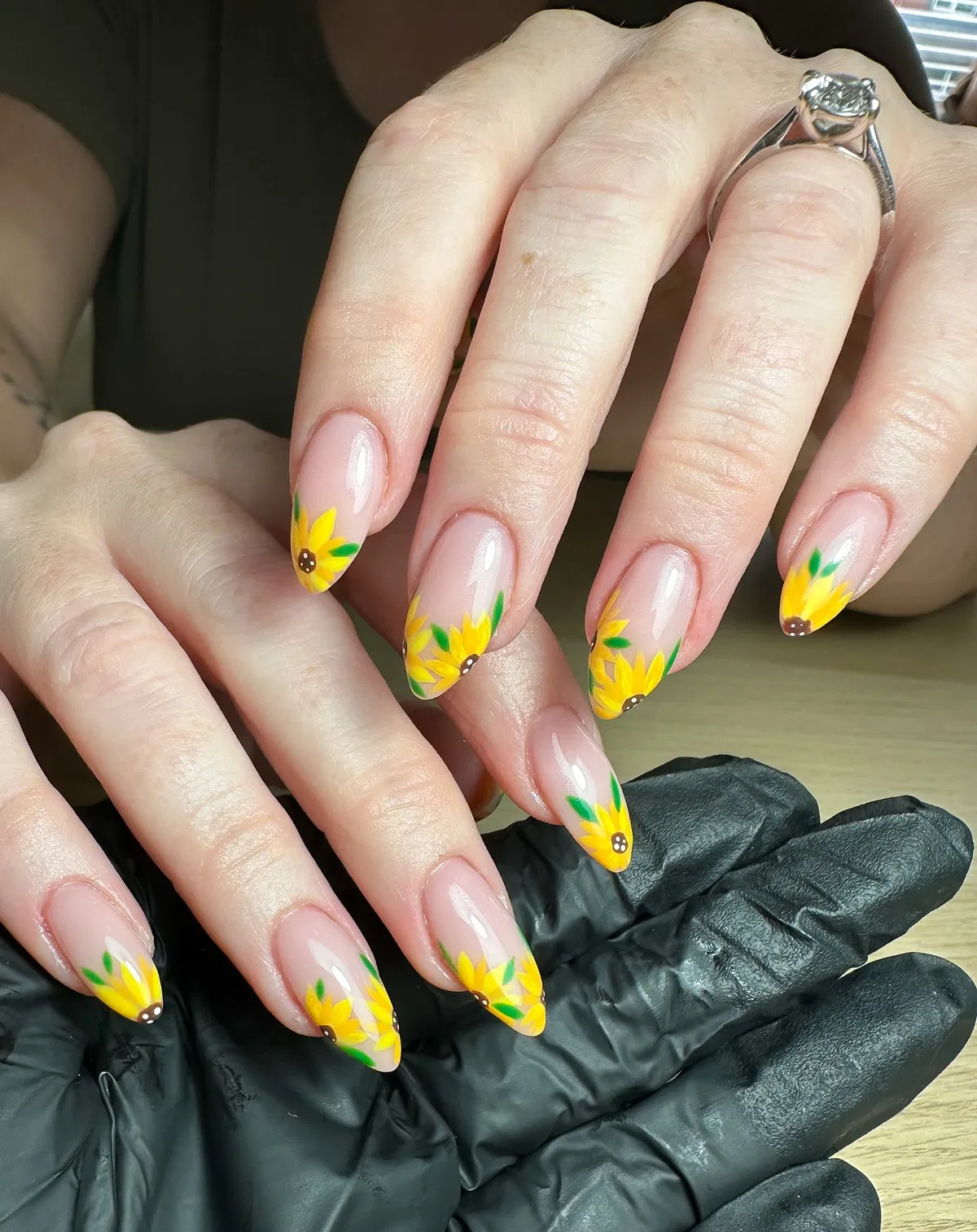 Sunflower-Nailssr.beauty__1.webp