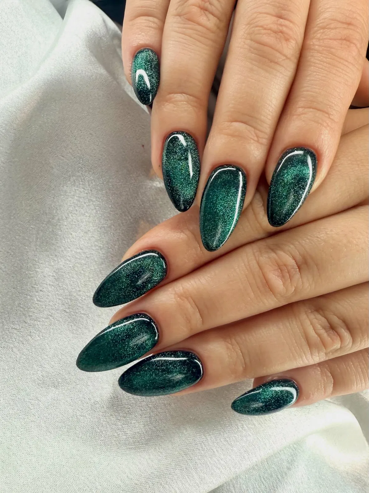 emerald-green-nails_kikinailstudio_1.webp