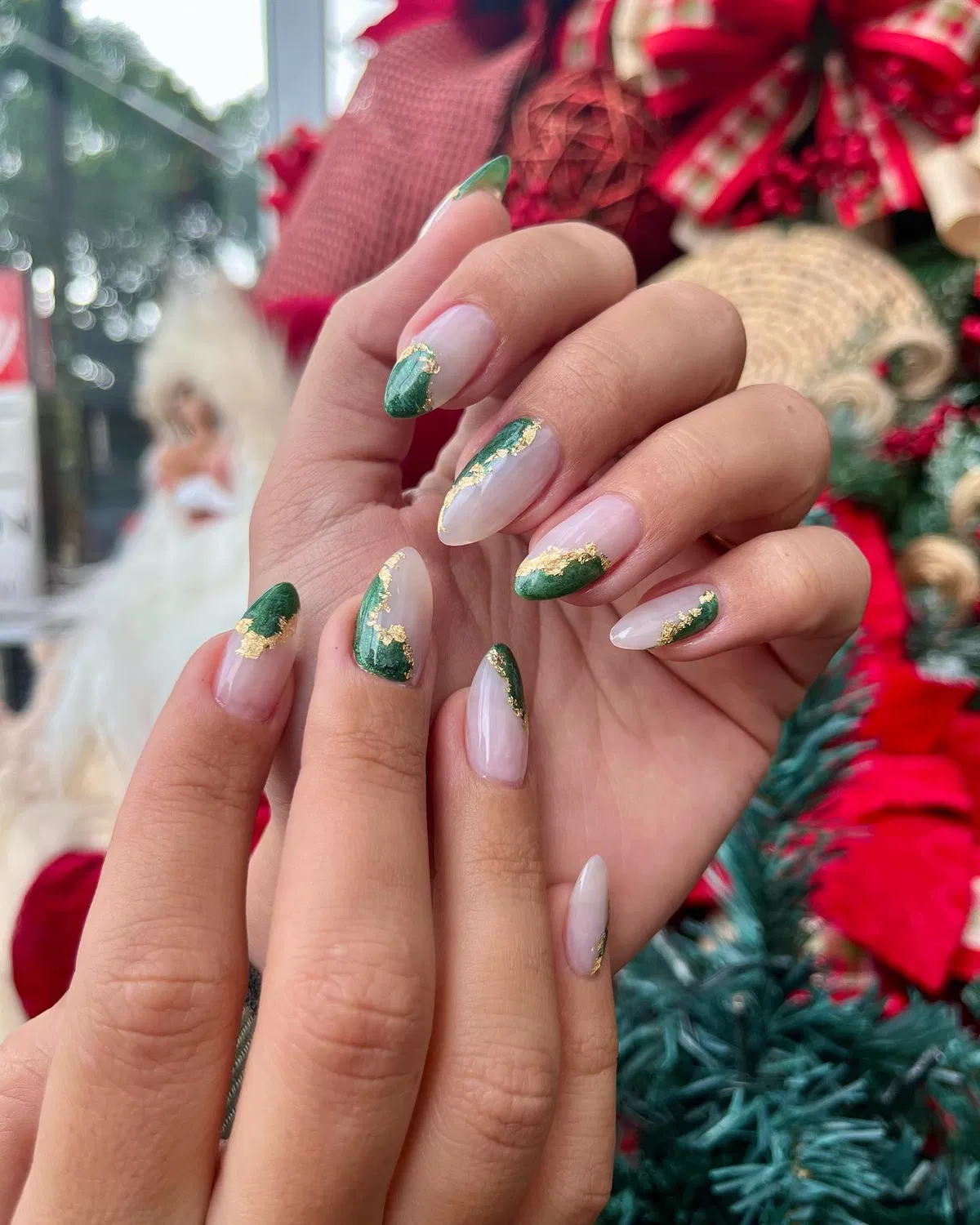 emerald-green-nails_mghairdesign_6.webp