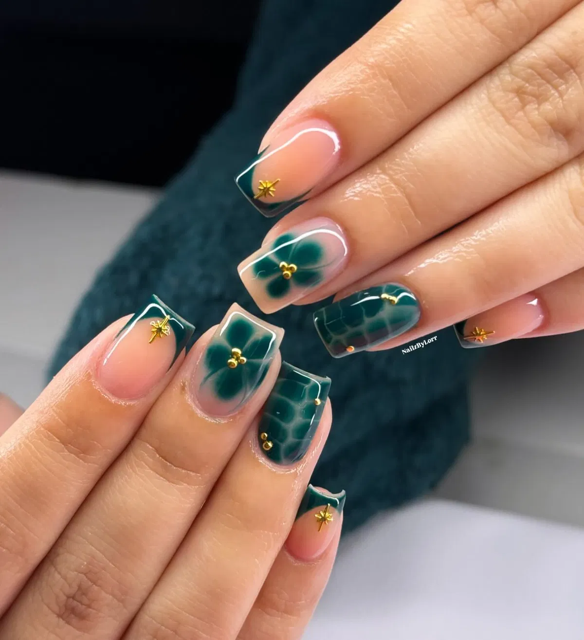 emerald-green-nails_nailzbylorr_10.webp