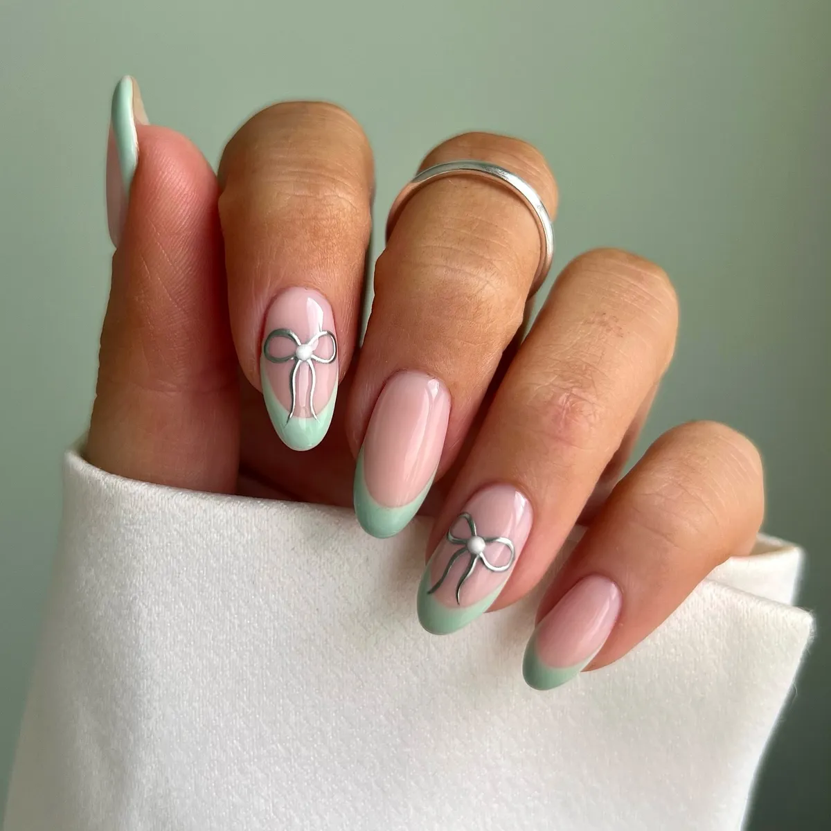 sage-green-nails_iolapallade_beauty_7.webp