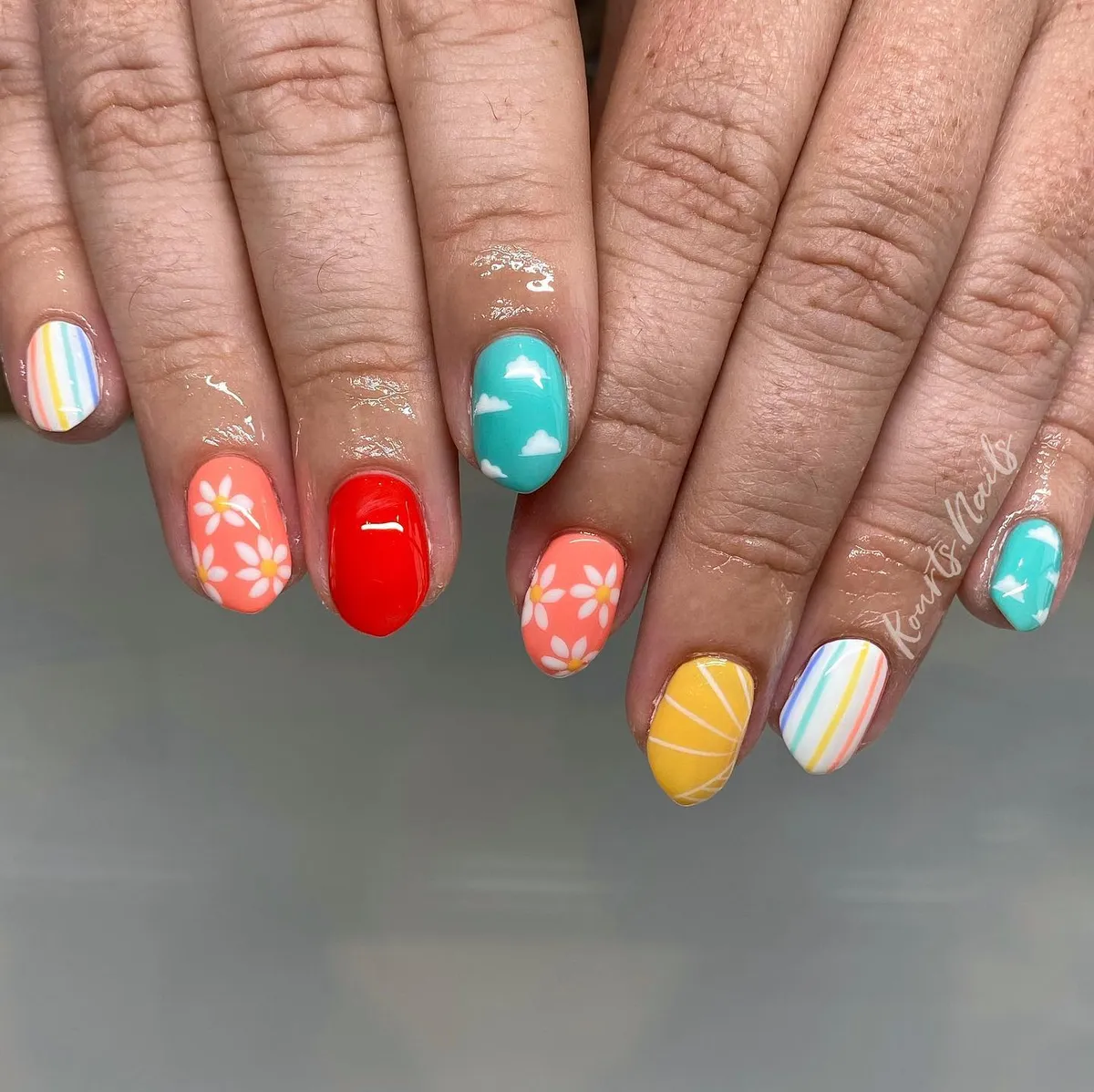 Bright-Summer-Nails_kourts.nails_19.webp