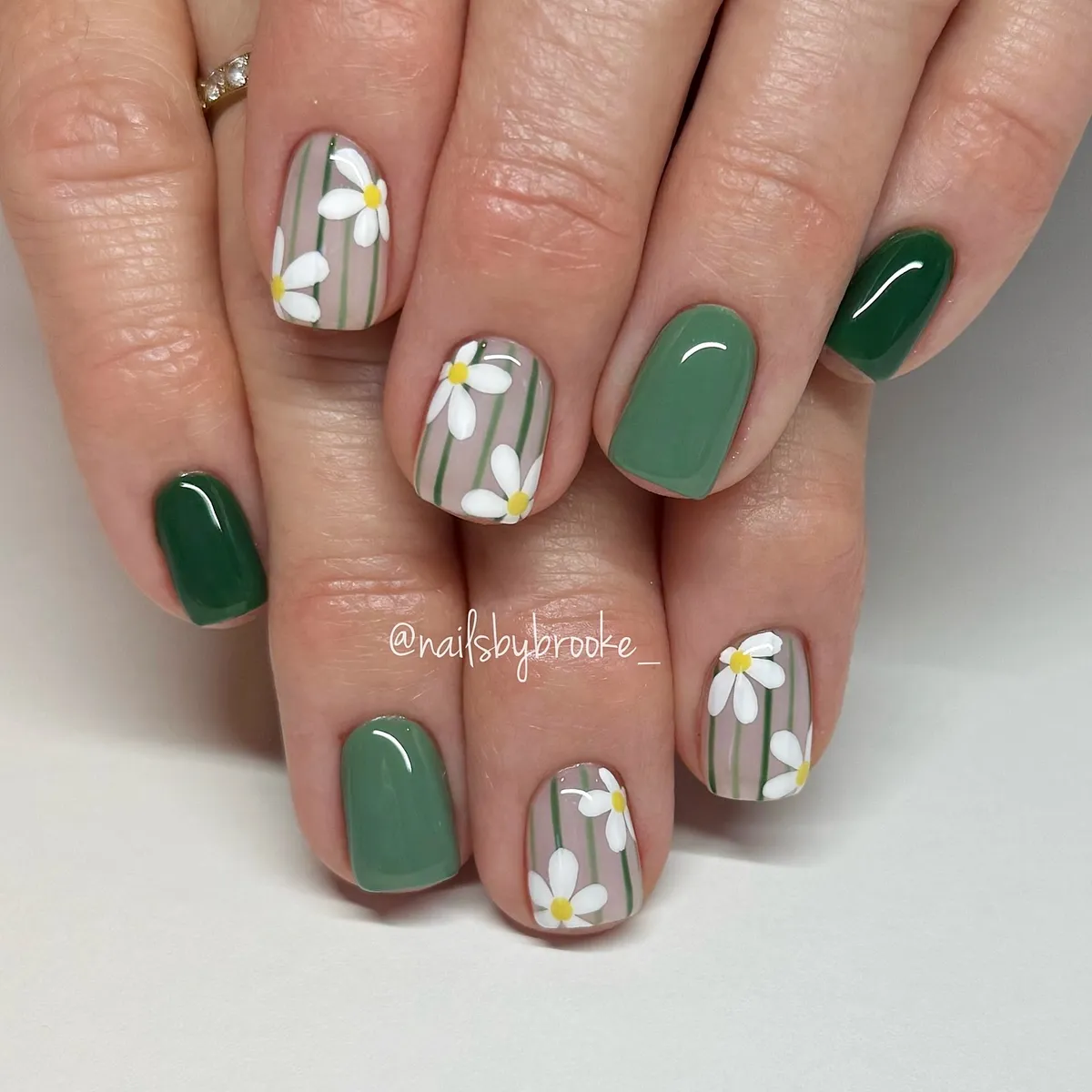 forest-green-nails_nailsbybrooke____7.webp